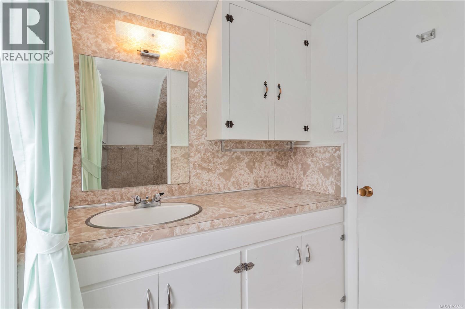  1811 Hollywood Crescent, Victoria