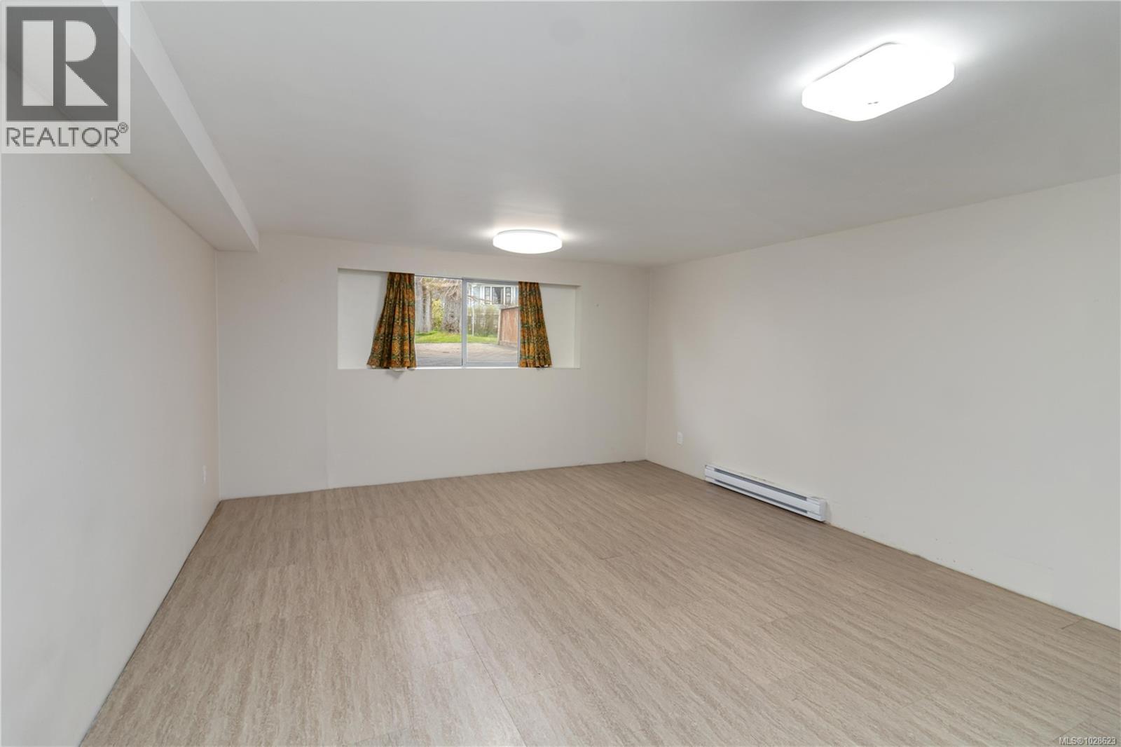  1811 Hollywood Crescent, Victoria