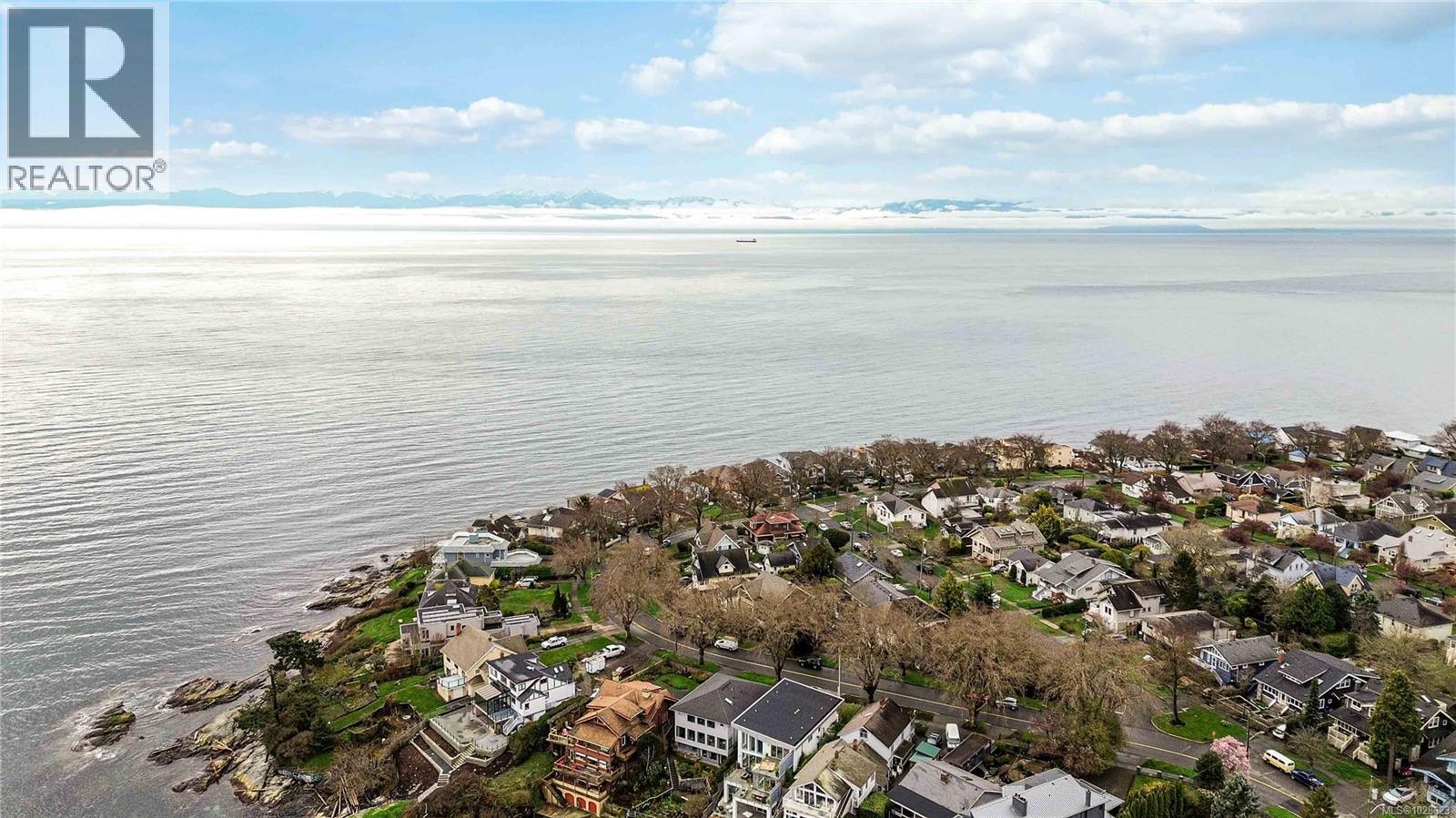  1811 Hollywood Crescent, Victoria