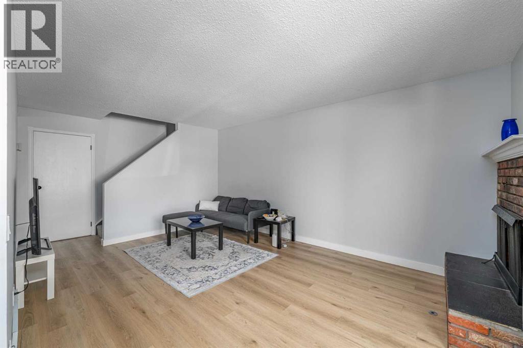 Single Family House for Sale in    Avenue NW Varsity Calgary 