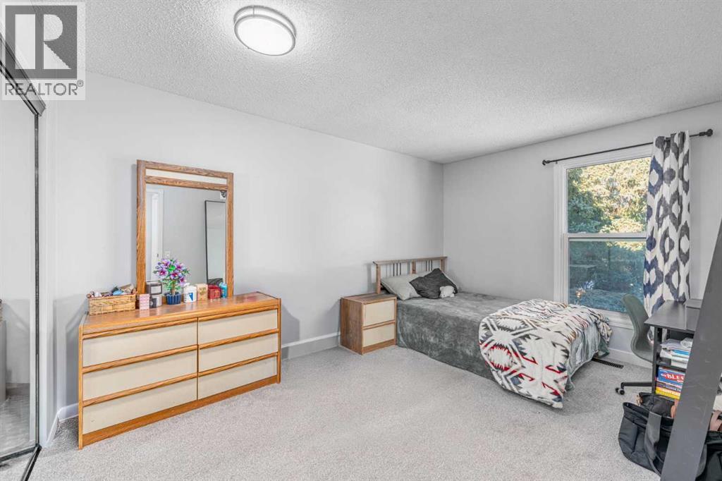 Single Family House for Sale in    Avenue NW Varsity Calgary 