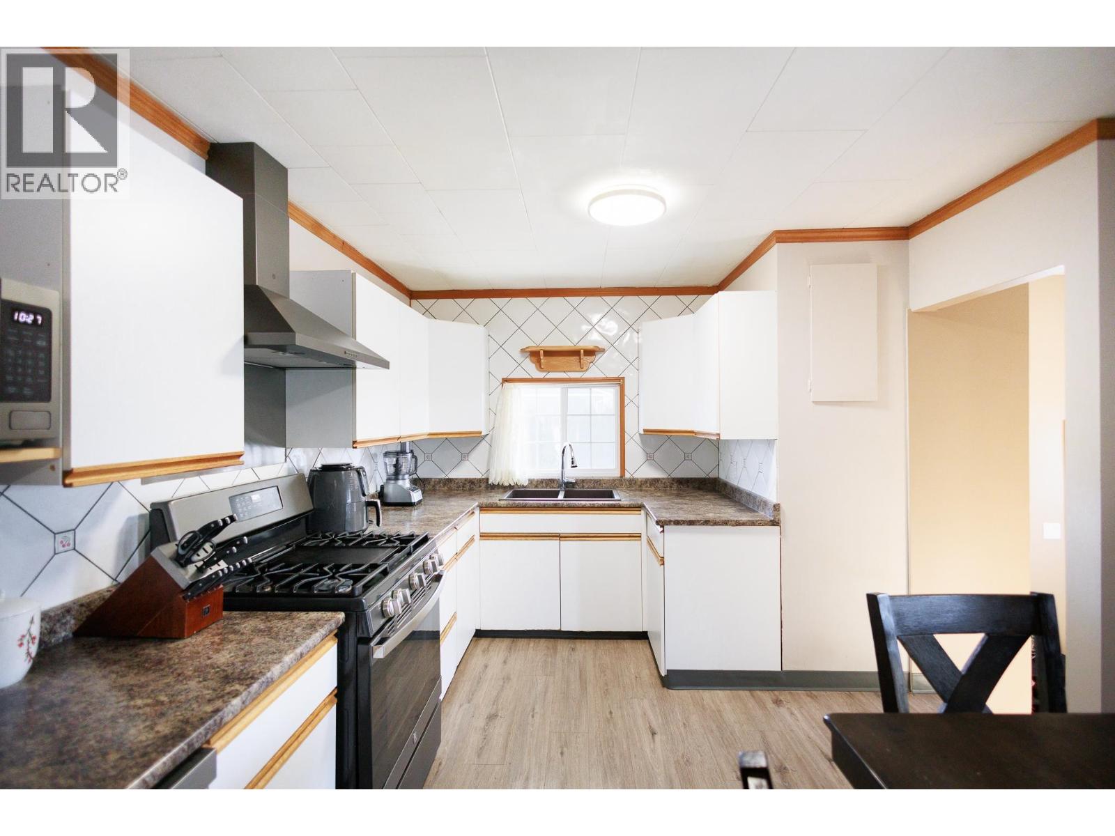 4937 PARK Avenue, Terrace