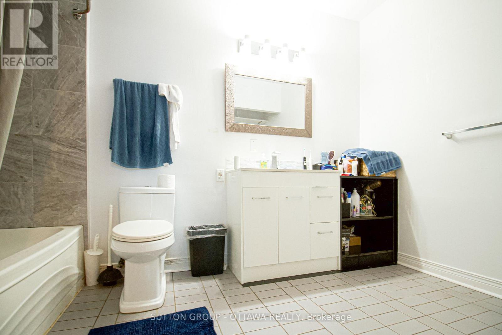 Unit 4 - Bathroom with washer/dryer