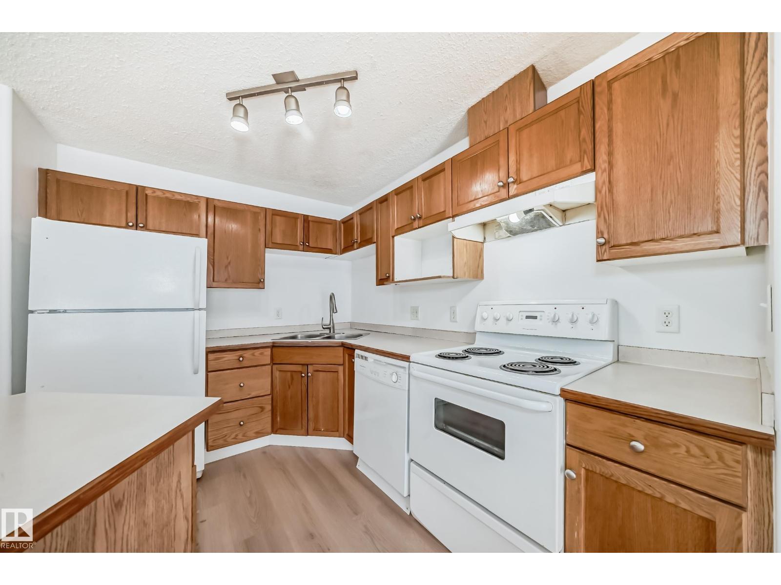 #126 16221 95 ST NW - 9