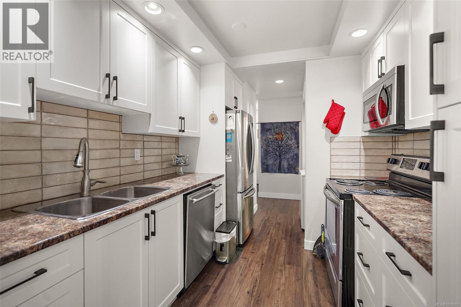 #204 1252 PANDORA AVE - 11