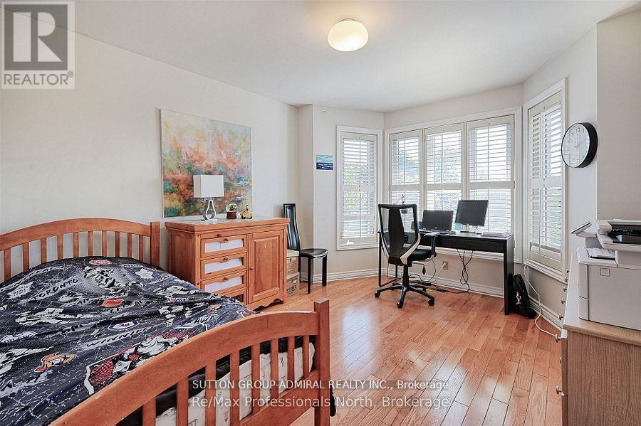 8 ELMSLEY DRIVE - 28