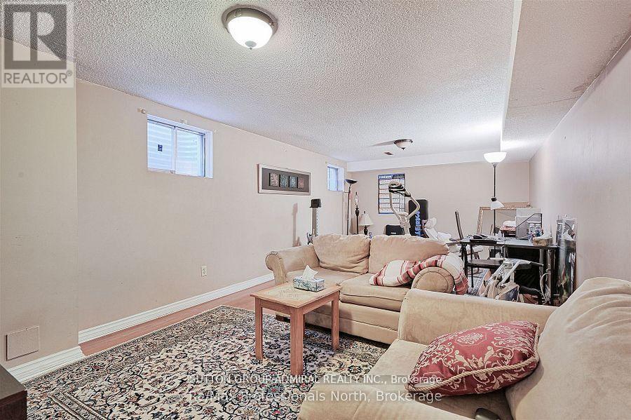 8 ELMSLEY DRIVE - 32