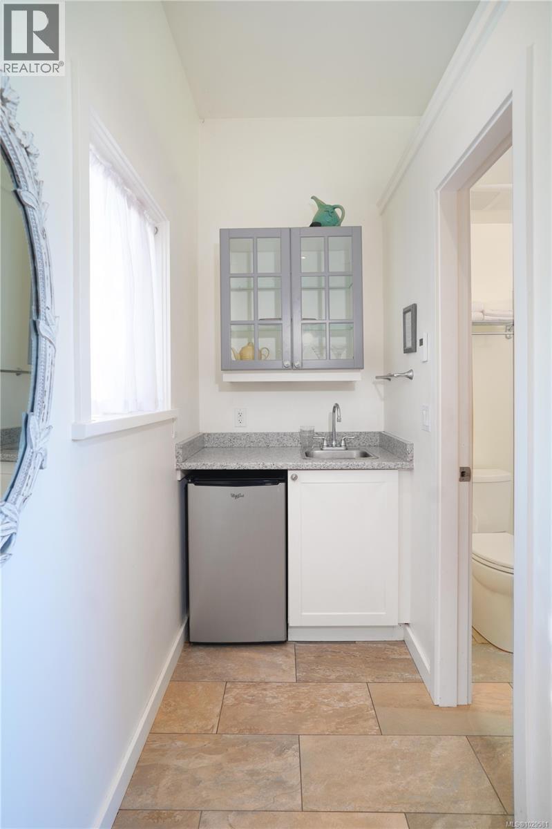  270 Price Road, Salt Spring