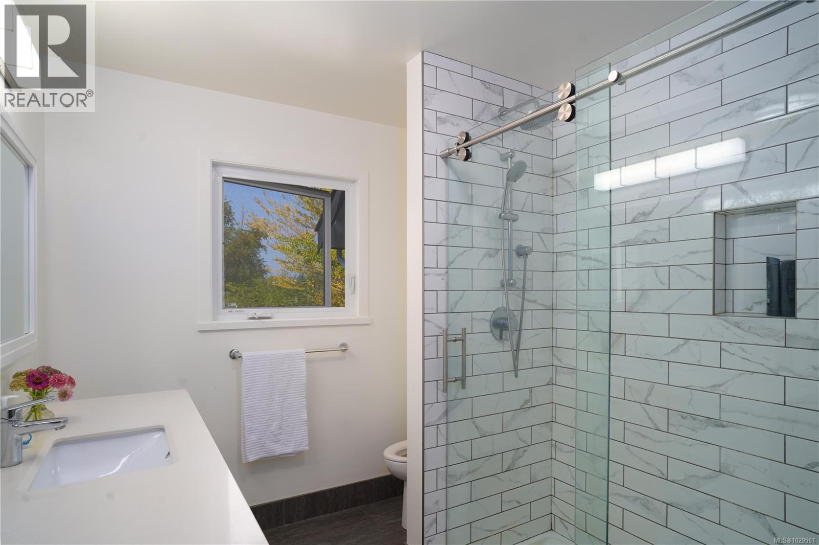  270 Price Road, Salt Spring