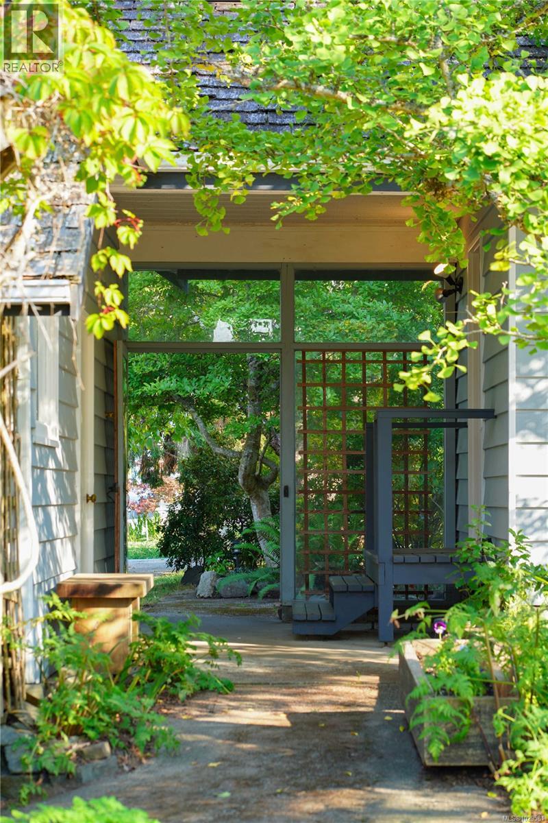  270 Price Road, Salt Spring