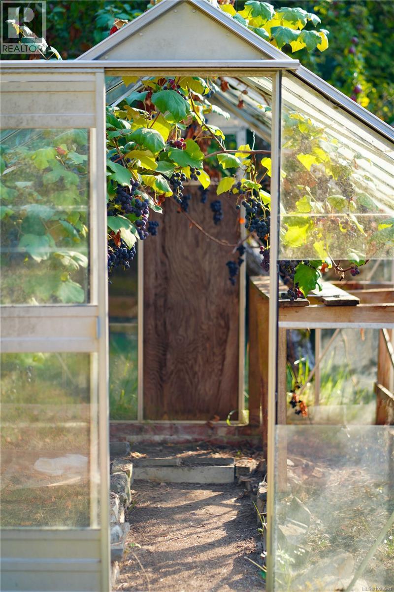  270 Price Road, Salt Spring