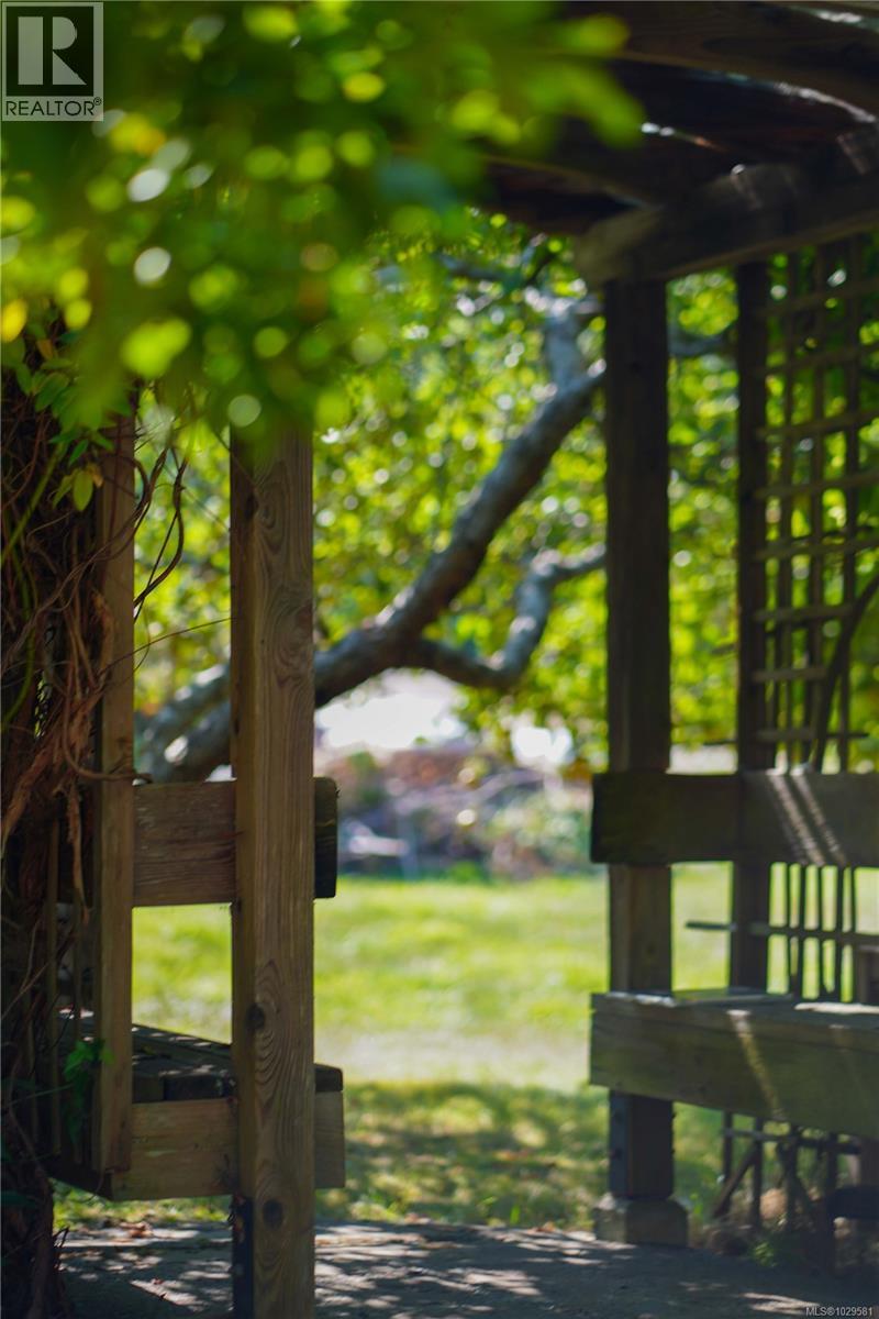  270 Price Road, Salt Spring