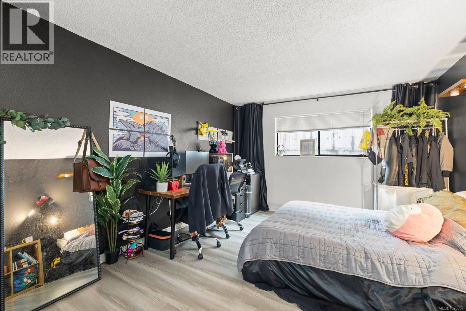 215 3255 Glasgow Avenue, Saanich