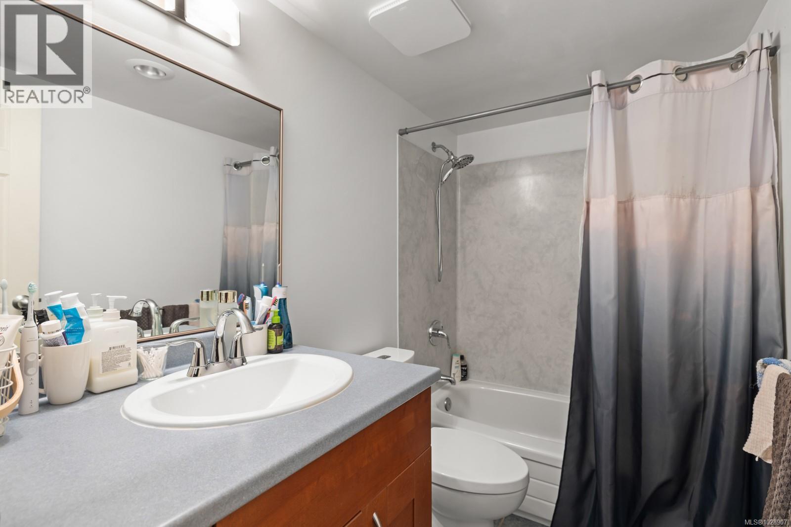 215 3255 Glasgow Avenue, Saanich