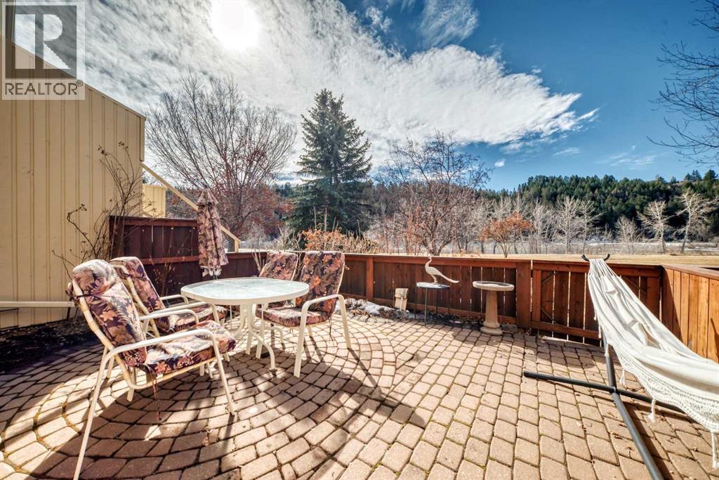 Single Family House 4 Level for Sale in  Point Mckay Gardens NW Point McKay Calgary 