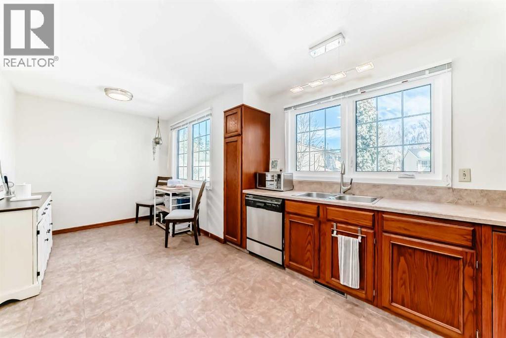 Single Family House 4 Level for Sale in  Point Mckay Gardens NW Point McKay Calgary 