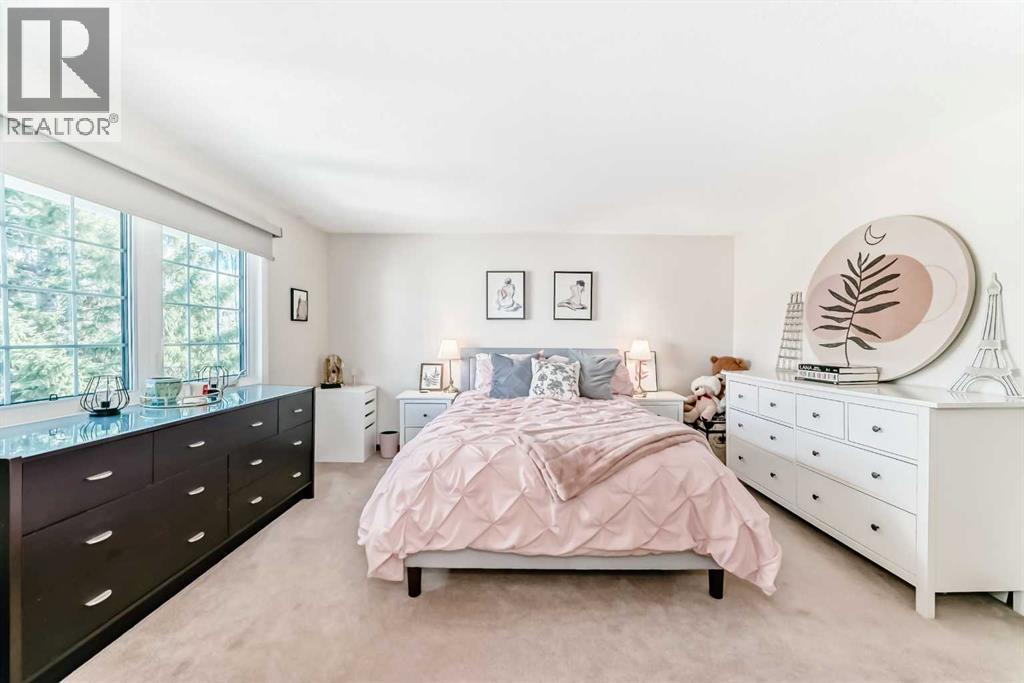 Single Family House 4 Level for Sale in  Point Mckay Gardens NW Point McKay Calgary 