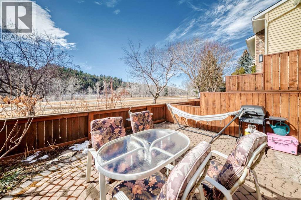 Single Family House 4 Level for Sale in  Point Mckay Gardens NW Point McKay Calgary 