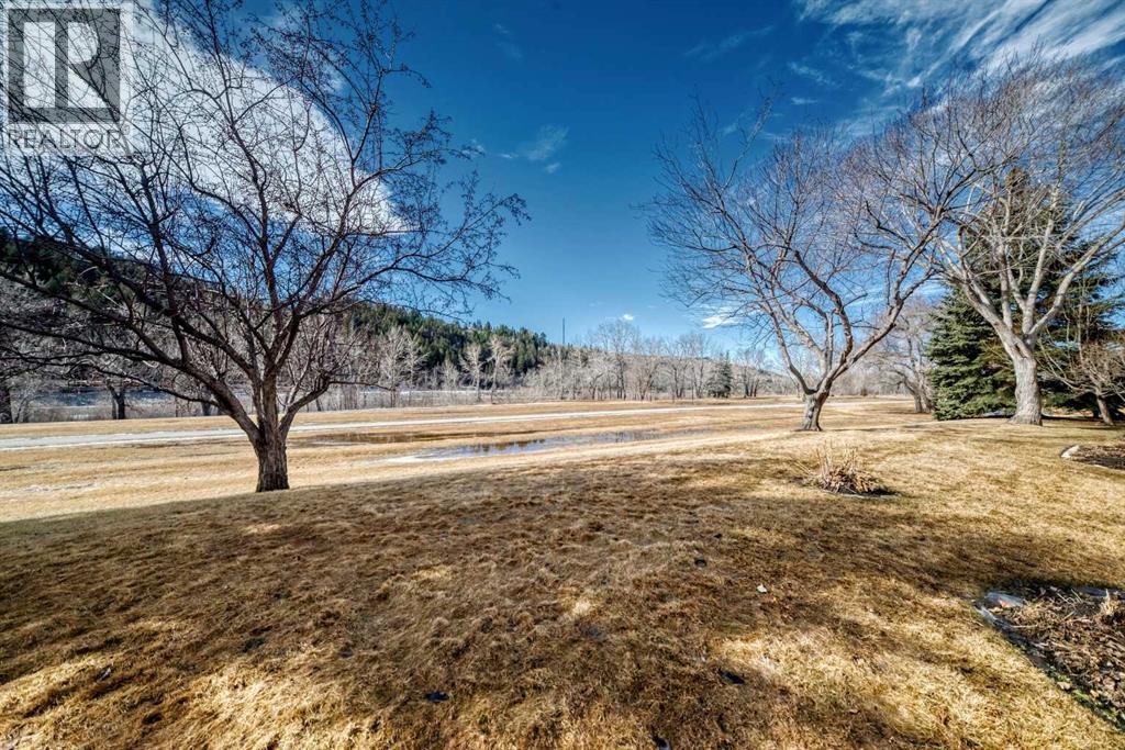 Single Family House 4 Level for Sale in  Point Mckay Gardens NW Point McKay Calgary 