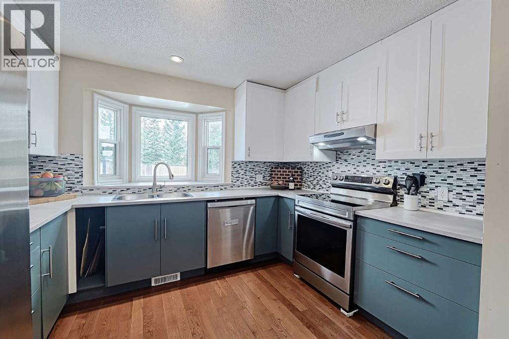 Single Family House 4 Level for Sale in  Edgeland Mews NW Edgemont Calgary 