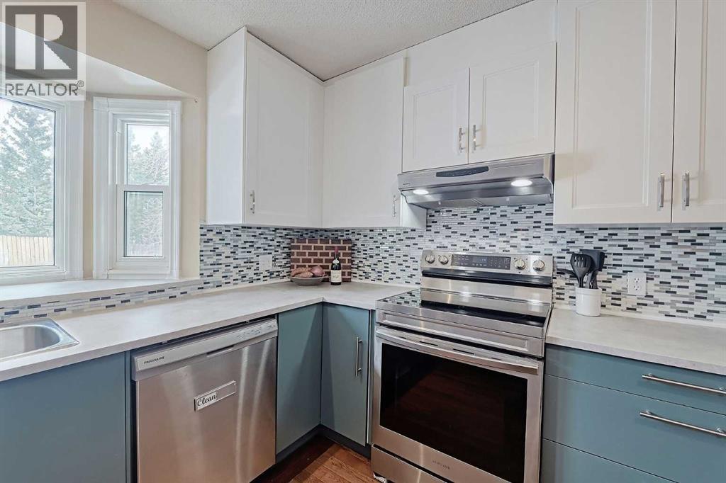 Single Family House 4 Level for Sale in  Edgeland Mews NW Edgemont Calgary 