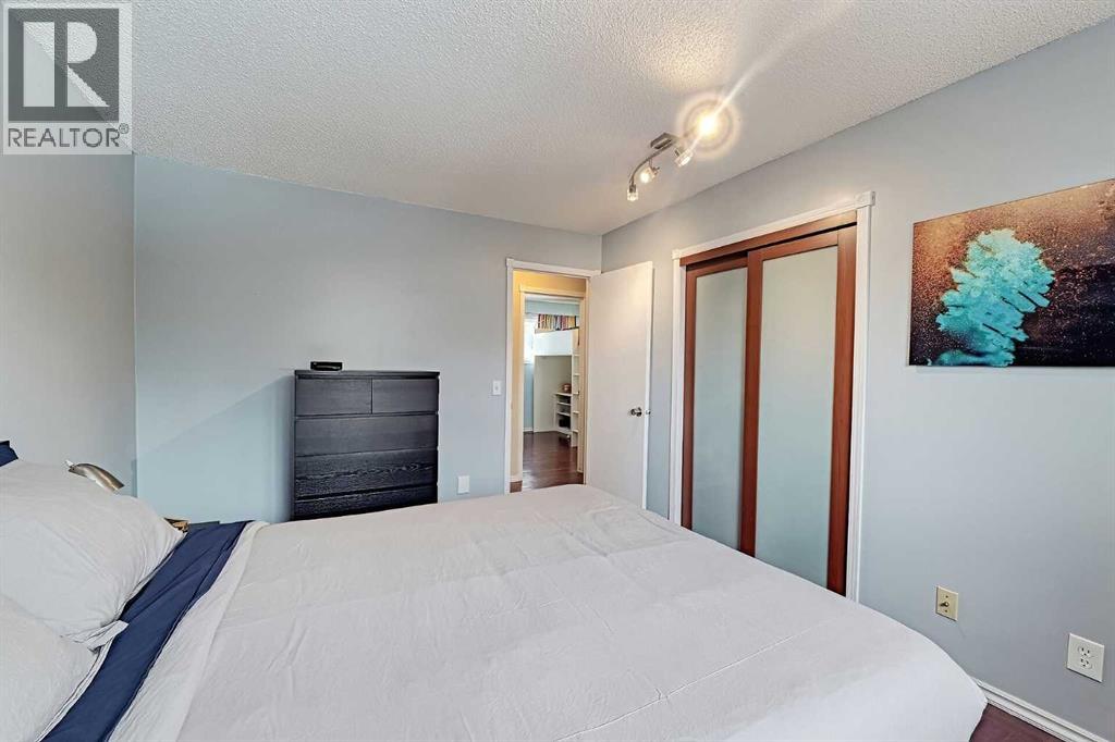 Single Family House 4 Level for Sale in  Edgeland Mews NW Edgemont Calgary 