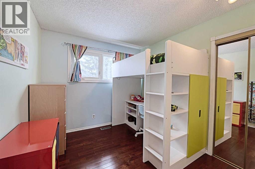 Single Family House 4 Level for Sale in  Edgeland Mews NW Edgemont Calgary 