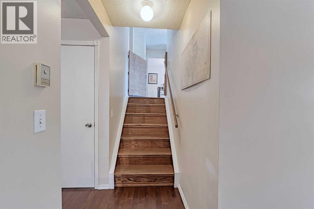 Single Family House 4 Level for Sale in  Edgeland Mews NW Edgemont Calgary 