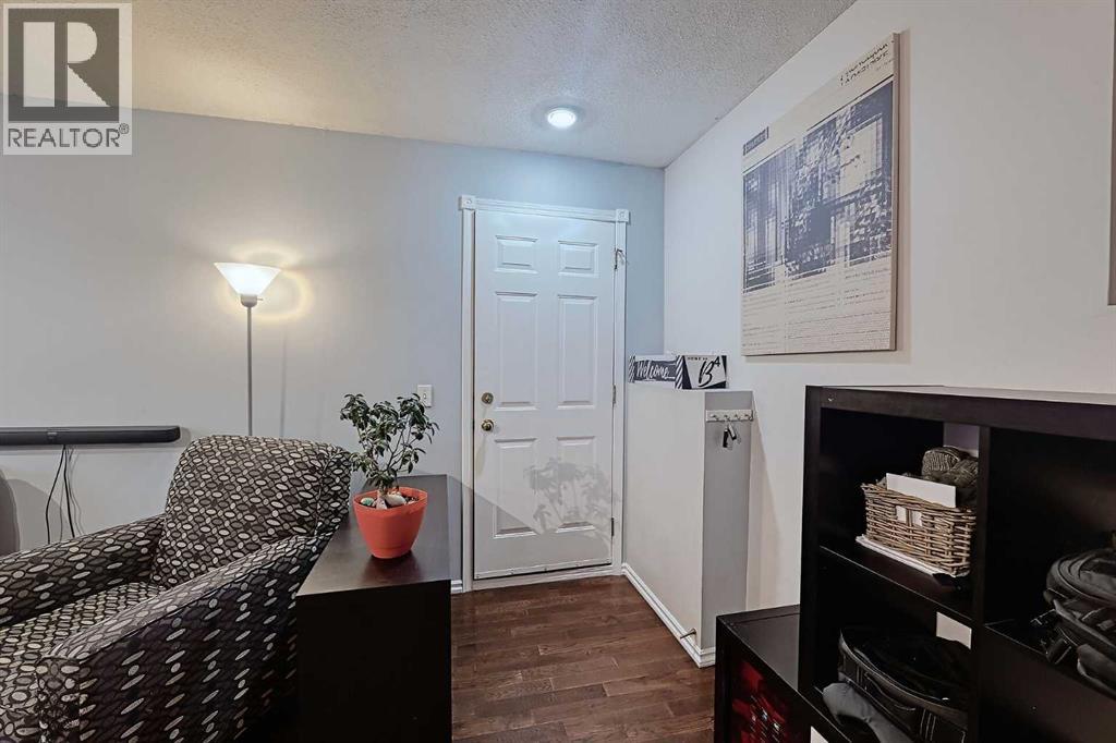 Single Family House 4 Level for Sale in  Edgeland Mews NW Edgemont Calgary 