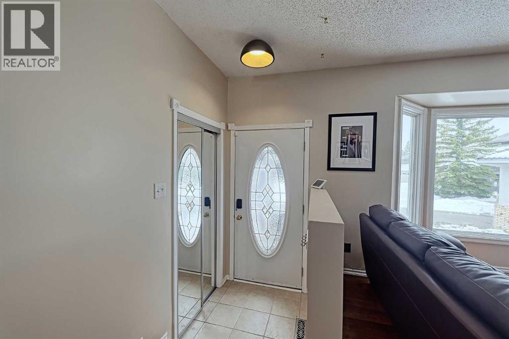 Single Family House 4 Level for Sale in  Edgeland Mews NW Edgemont Calgary 