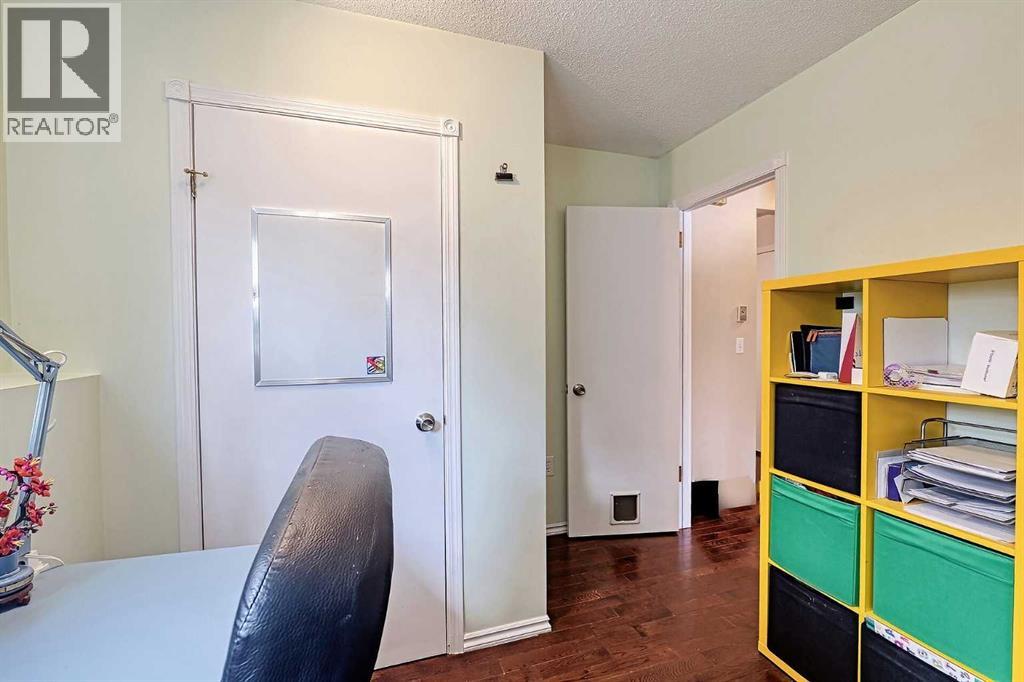 Single Family House 4 Level for Sale in  Edgeland Mews NW Edgemont Calgary 