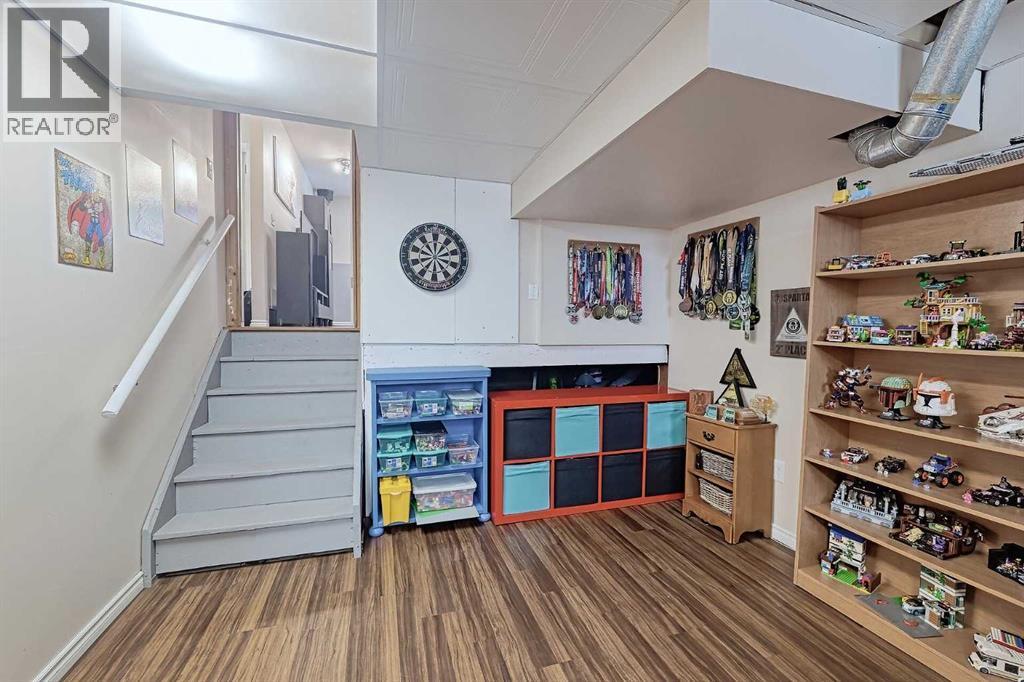 Single Family House 4 Level for Sale in  Edgeland Mews NW Edgemont Calgary 