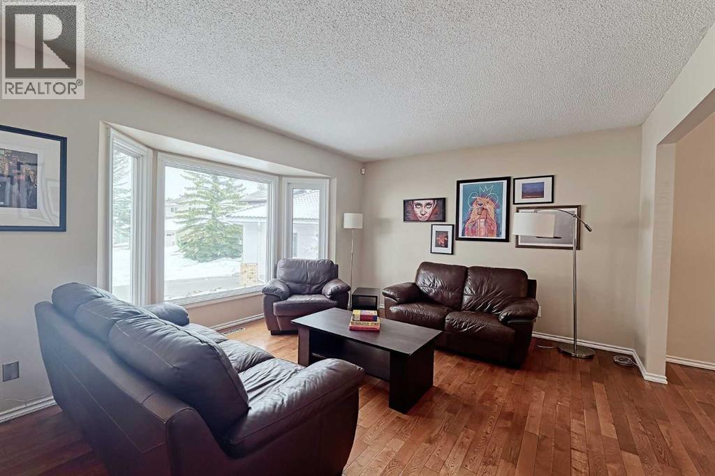 Single Family House 4 Level for Sale in  Edgeland Mews NW Edgemont Calgary 