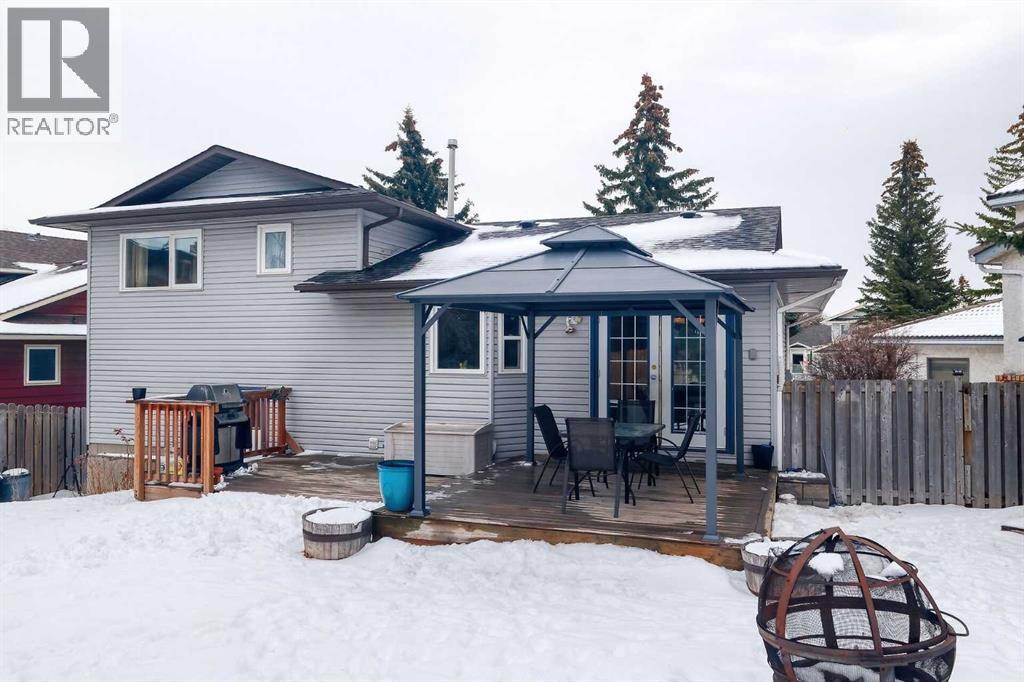 Single Family House 4 Level for Sale in  Edgeland Mews NW Edgemont Calgary 