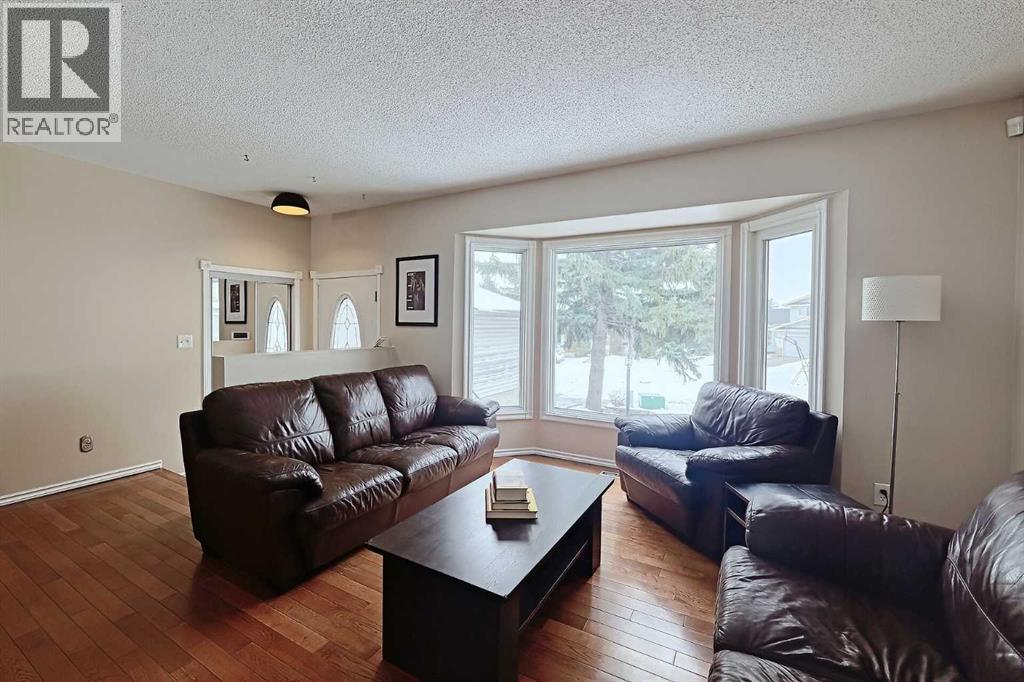 15 Edgeland Mews NW, Calgary, Alberta