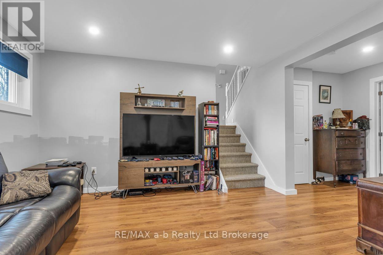 21 PEGGY AVENUE