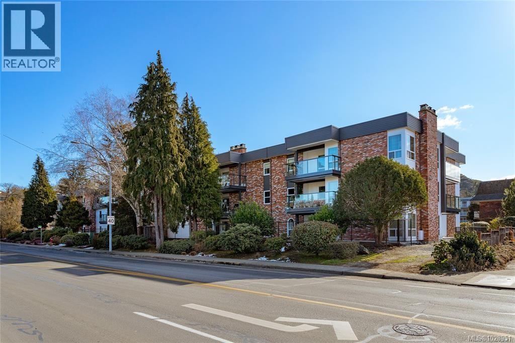 202 1725 Cedar Hill Cross Road, Saanich