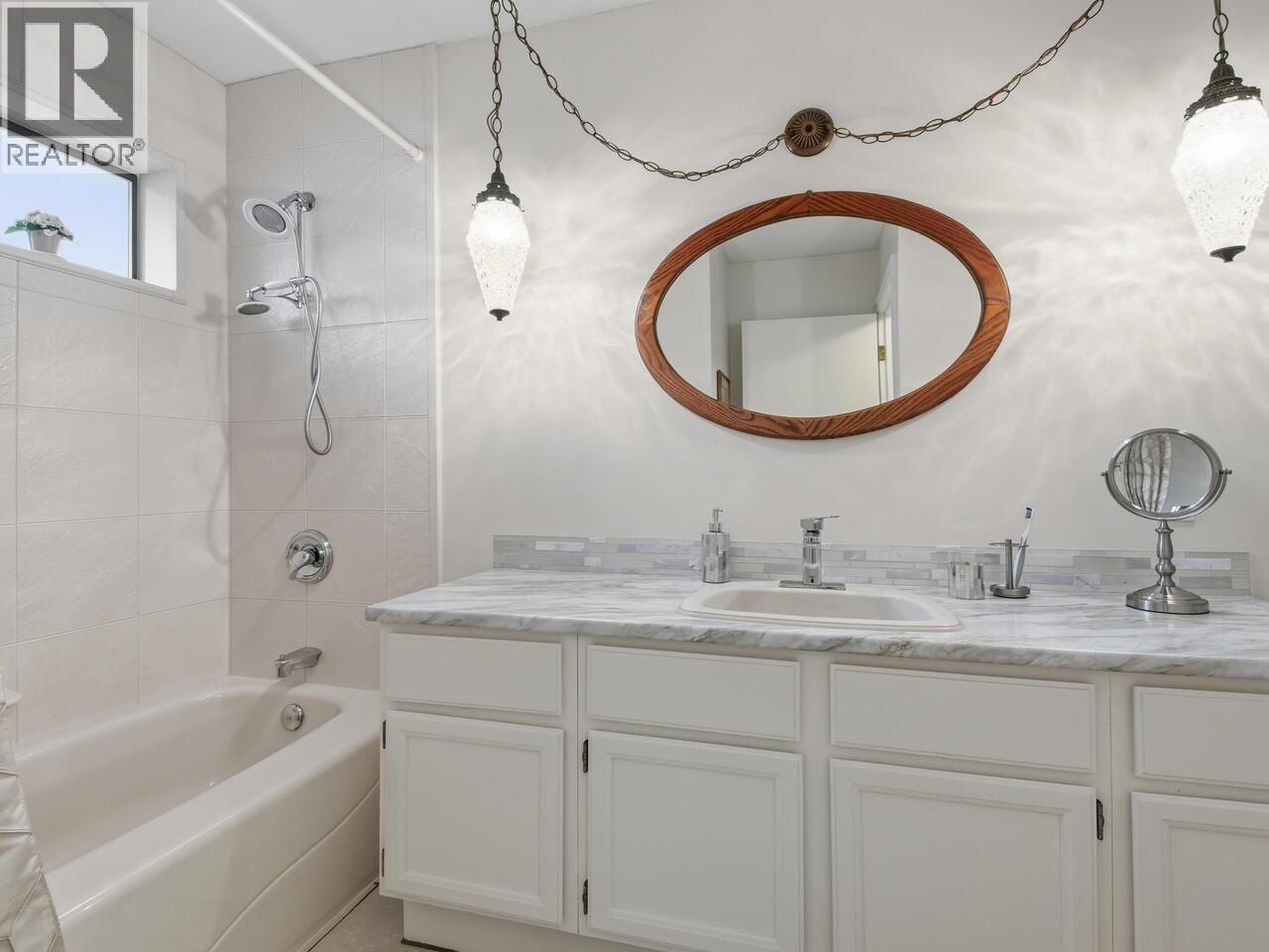 914 LONDON STREET, New Westminster