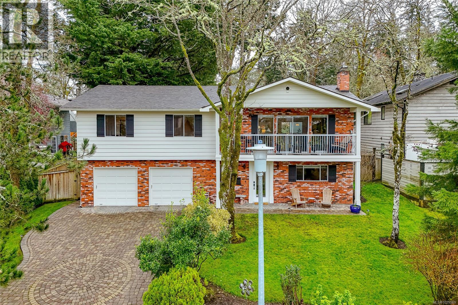  920 Woodhall Drive, Saanich