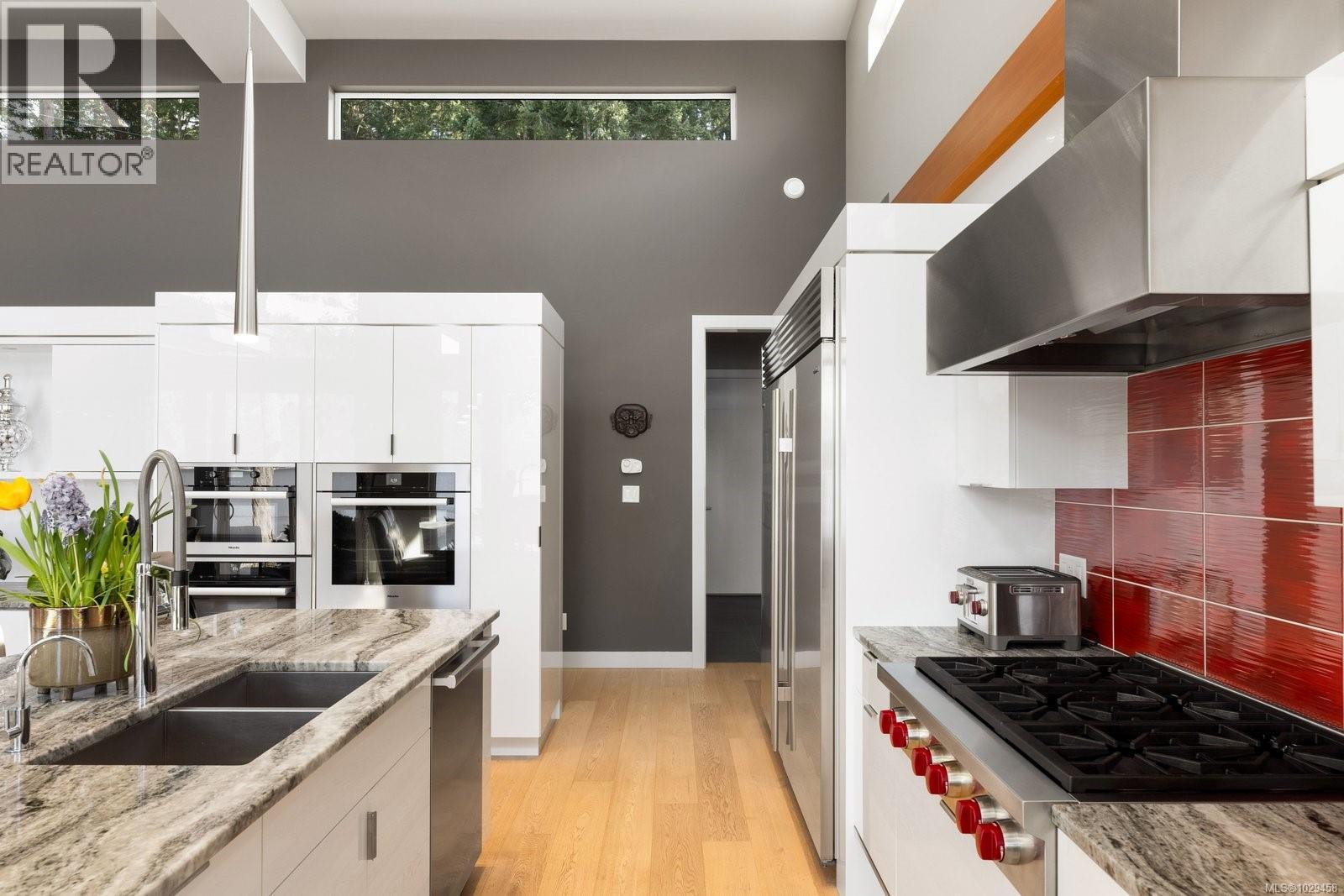 568 LANDS END RD - 10