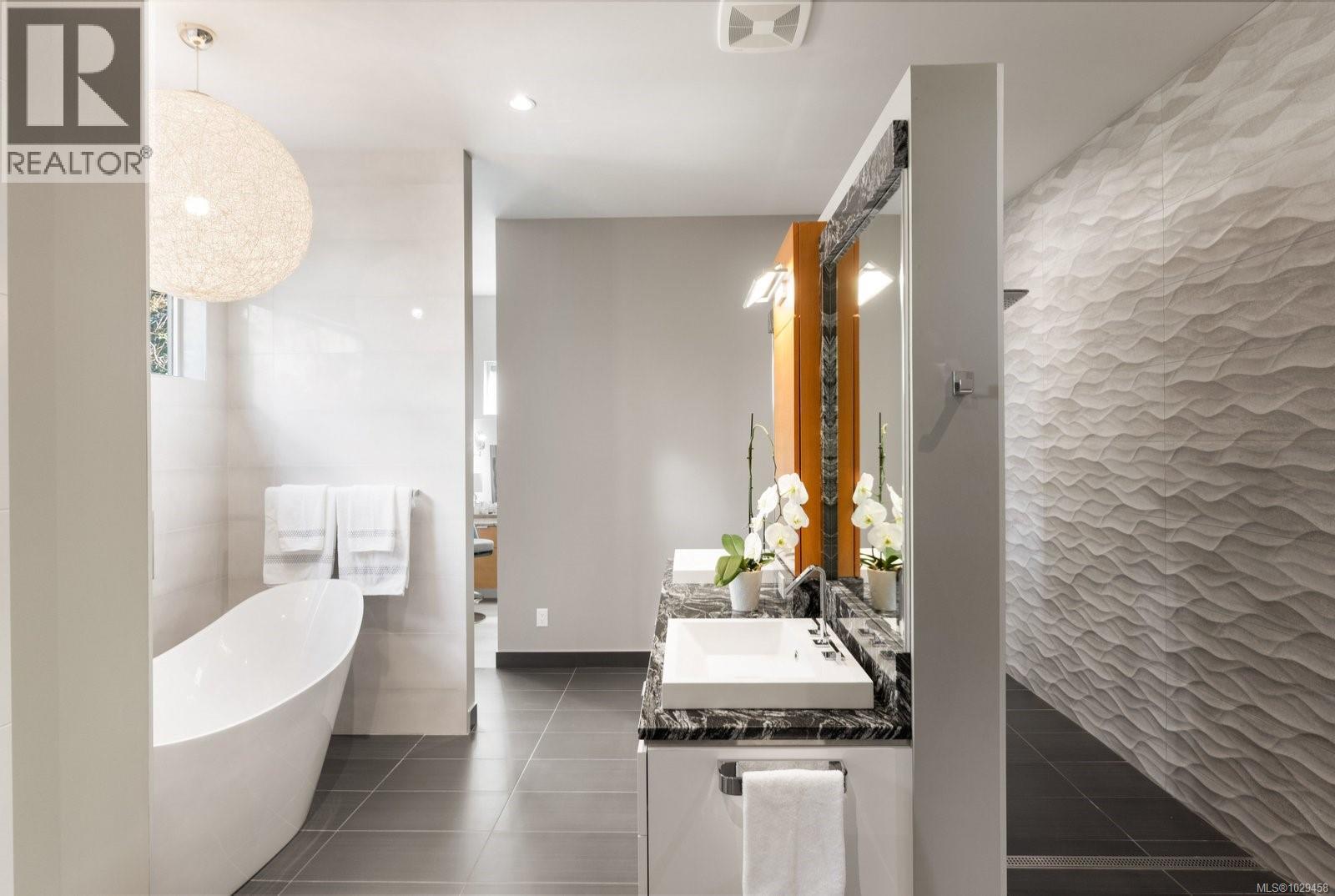 568 LANDS END RD - 17