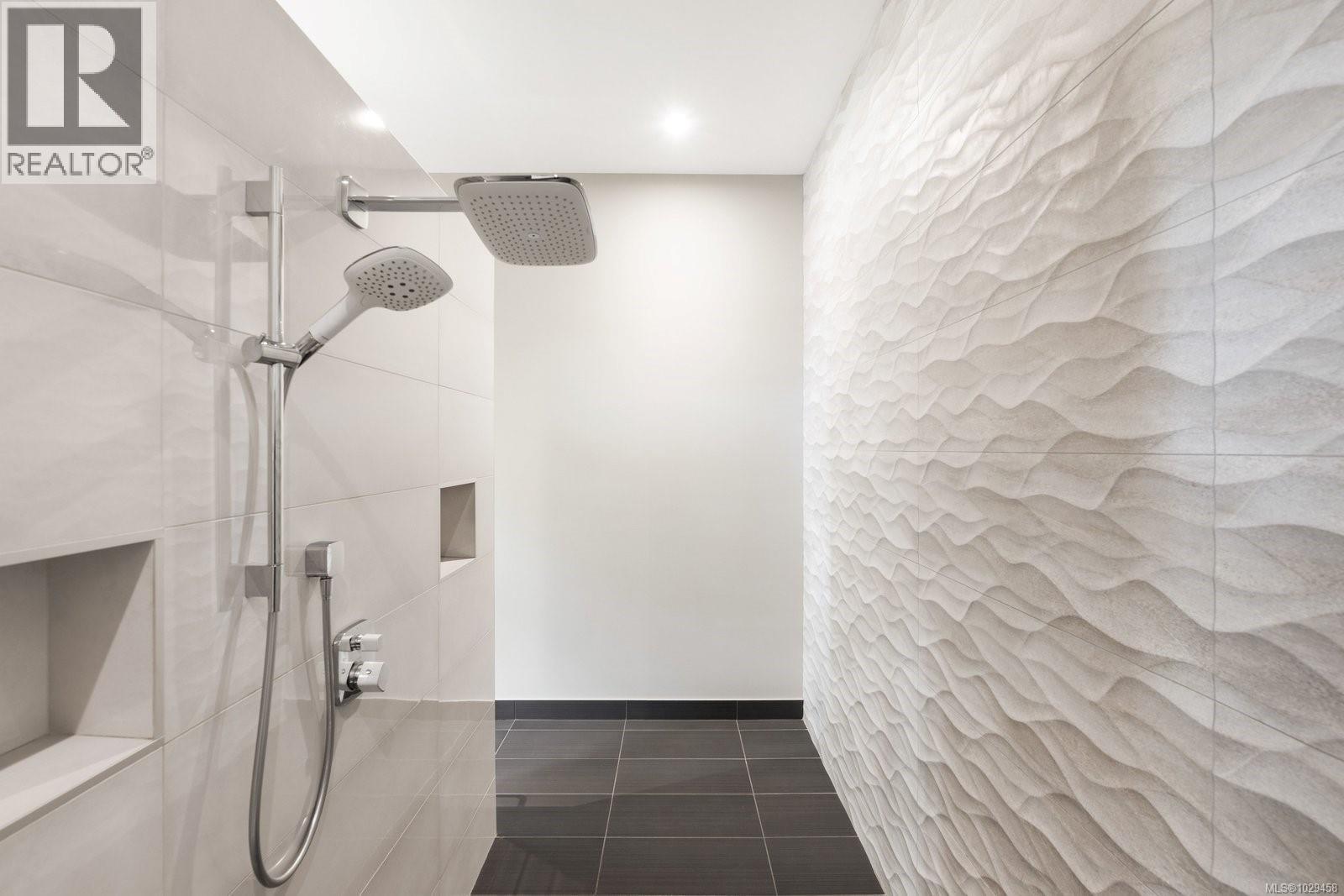 568 LANDS END RD - 18