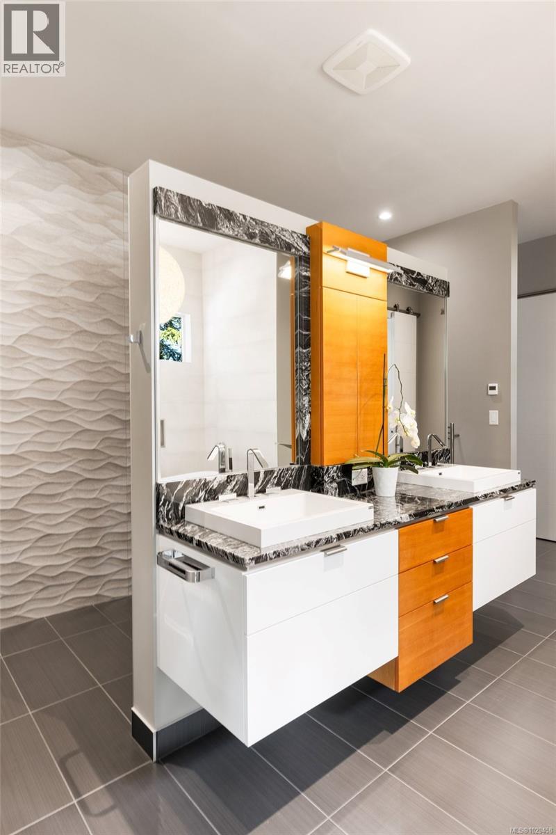 568 LANDS END RD - 19