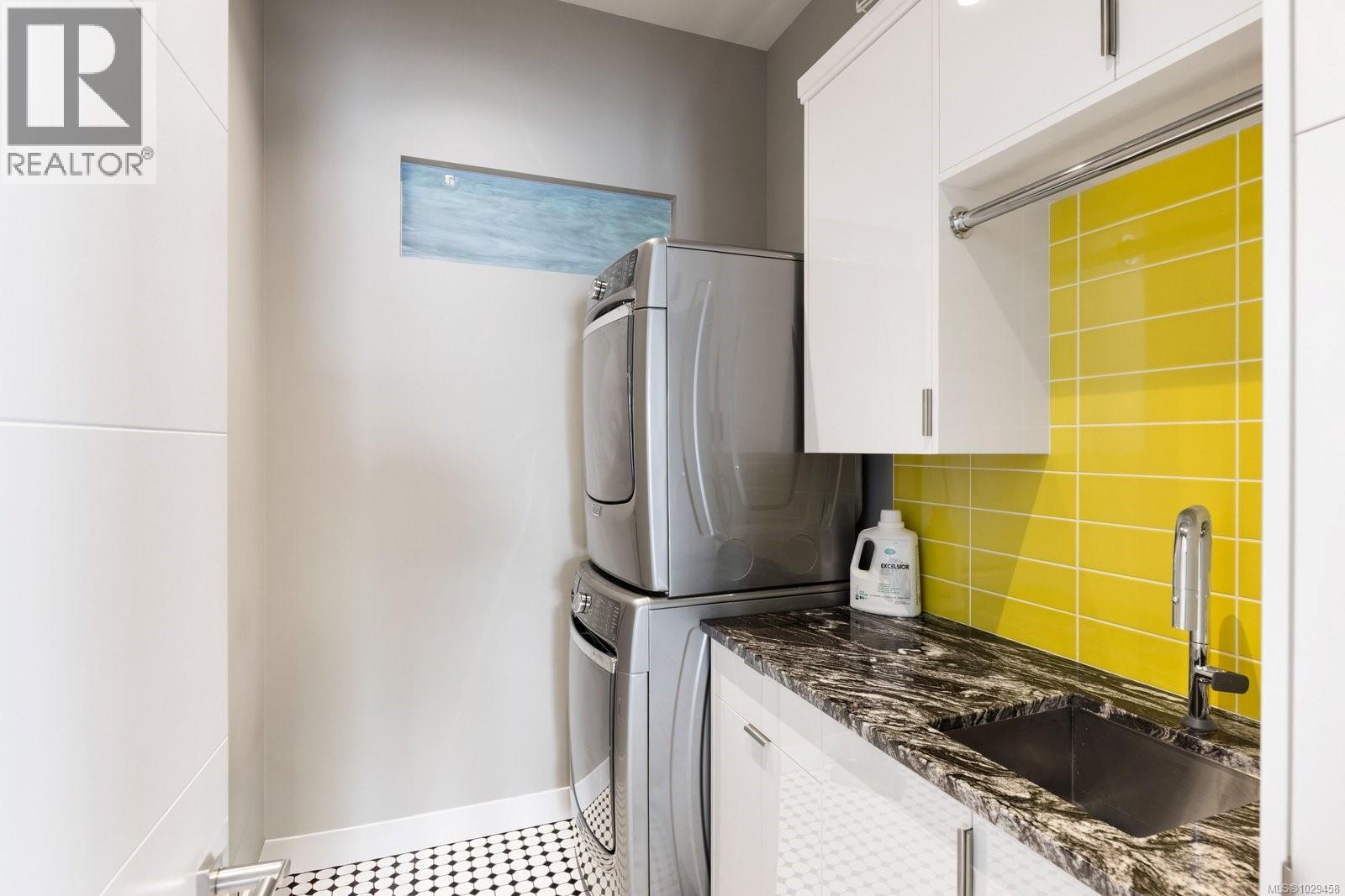 568 LANDS END RD - 28