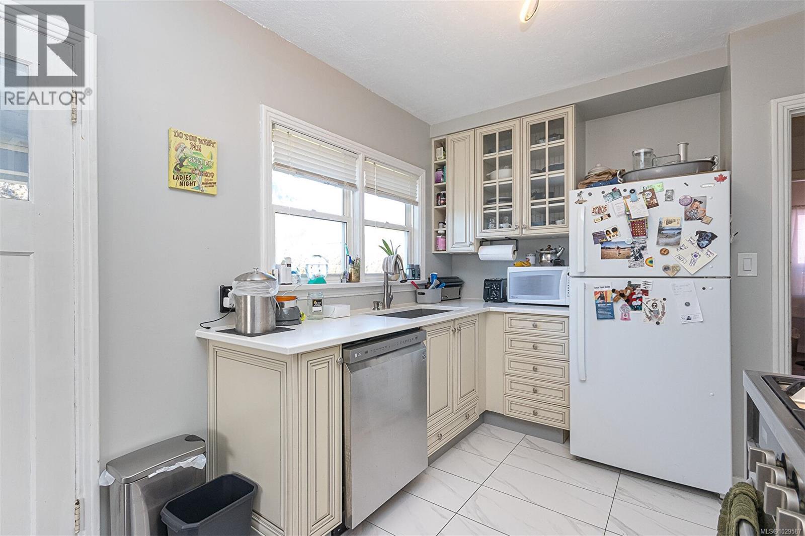  444 Stannard Avenue, Victoria