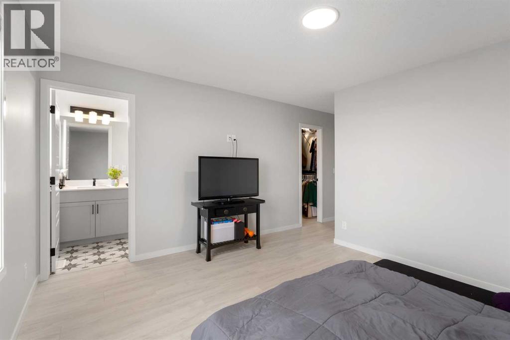 Single Family House for Sale in  Edith Manor NW Glacier Ridge Calgary 