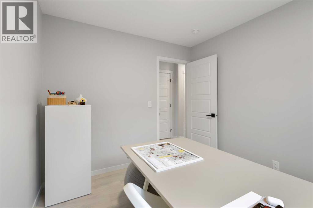 Single Family House for Sale in  Edith Manor NW Glacier Ridge Calgary 