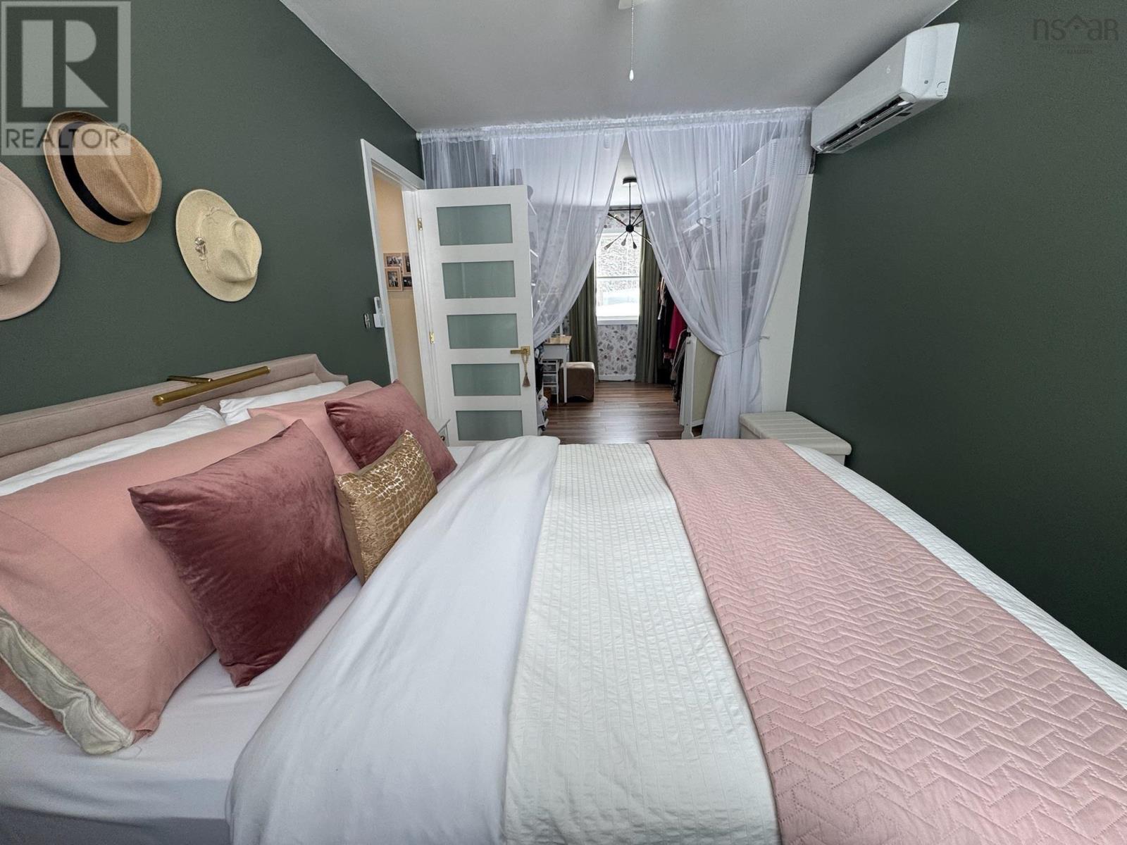 Single Family House Bungalow for Sale in   Highway Glendale 