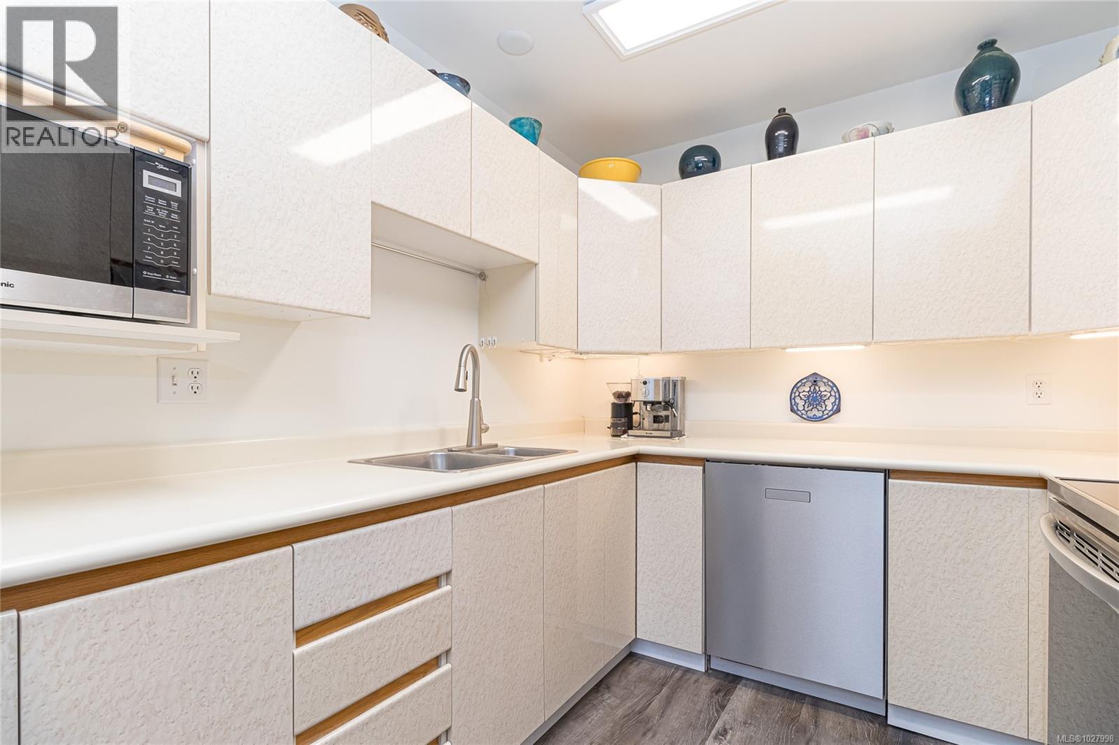 #14 5110 CORDOVA BAY RD - 16