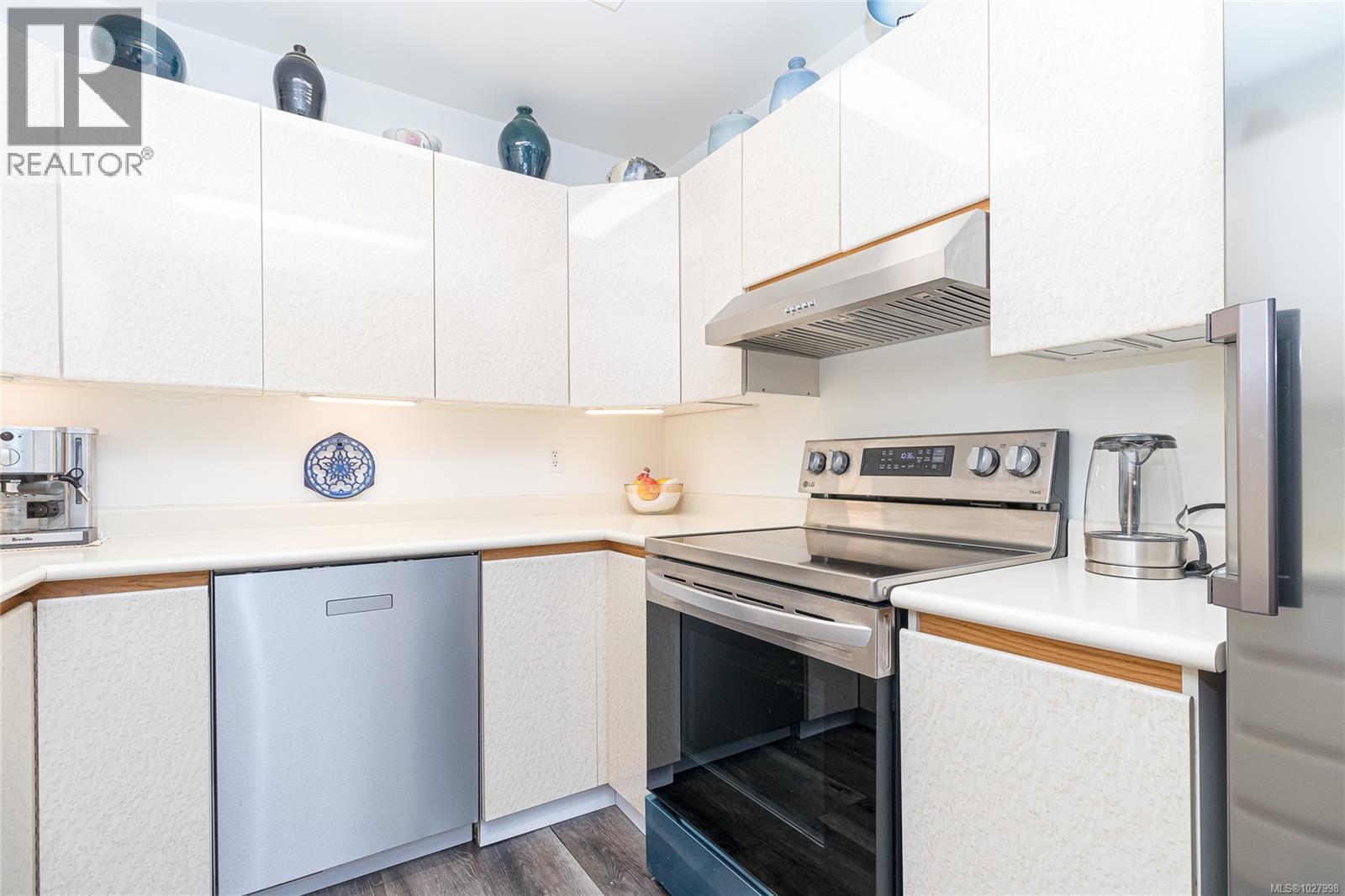 #14 5110 Cordova Bay Rd - 15